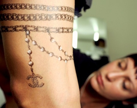 http://estilosdemoda.com/wp-content/2010/01/tattoo-chanel-2.jpg